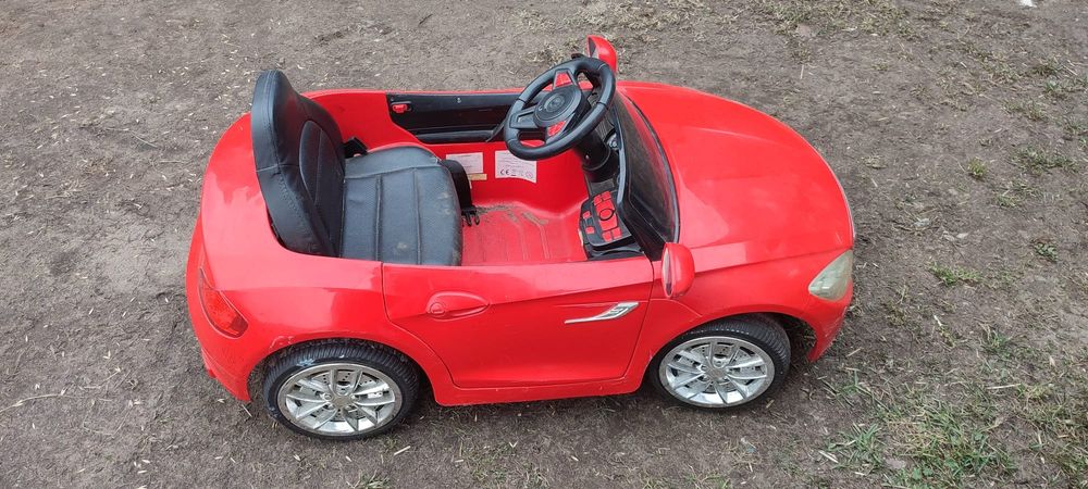 Auto na akumulator dla dziecka czerwone z pilotem