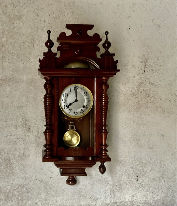 Relogio  de colocar na parede antigo ,e com som a dar as horas