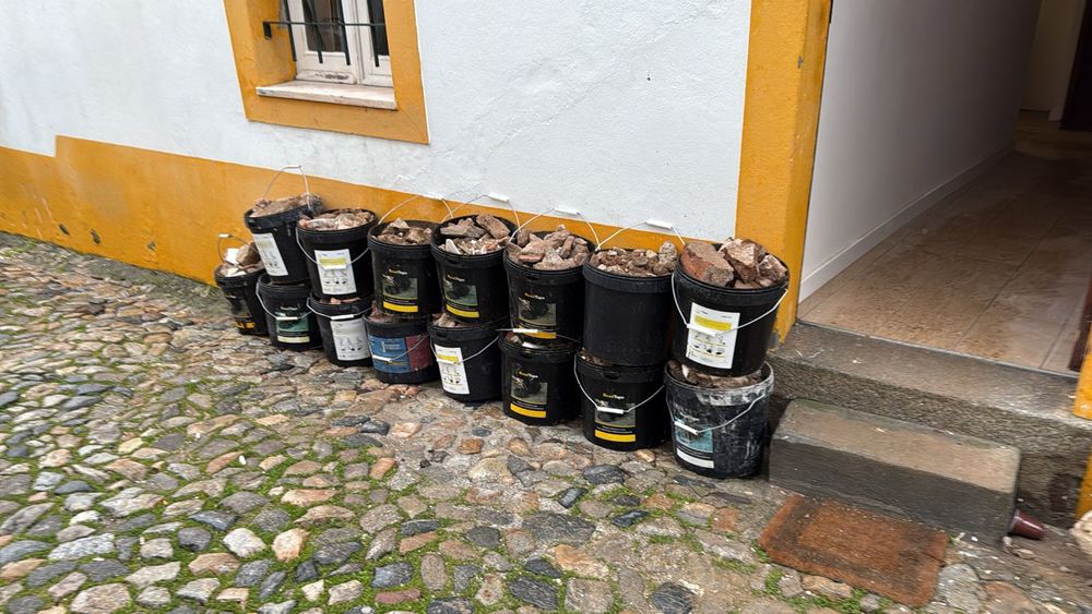 Recolho entulho em ruas estreitas de  Évora