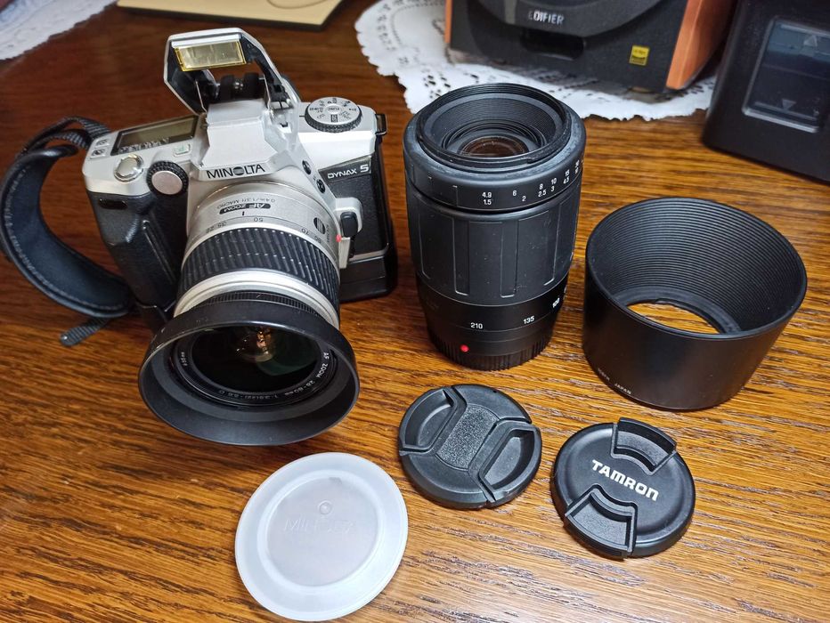 Zestaw Minolty. Dynax 5 plus batery pack , dwa obiektywy i torba.