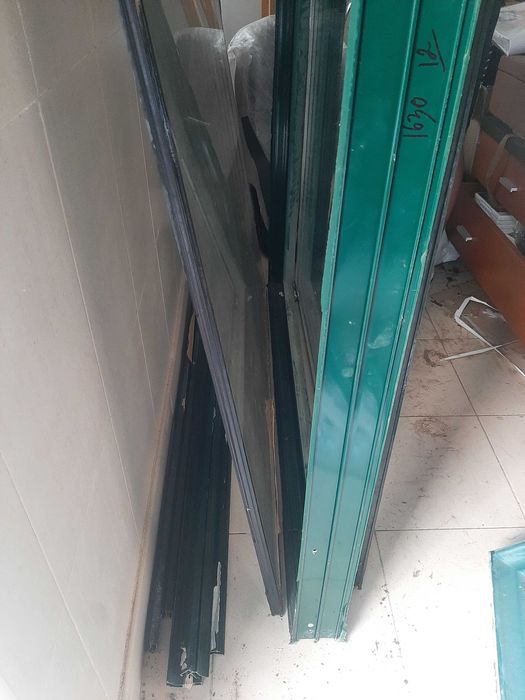 Janelas em alumínio verde, grandes dimensões