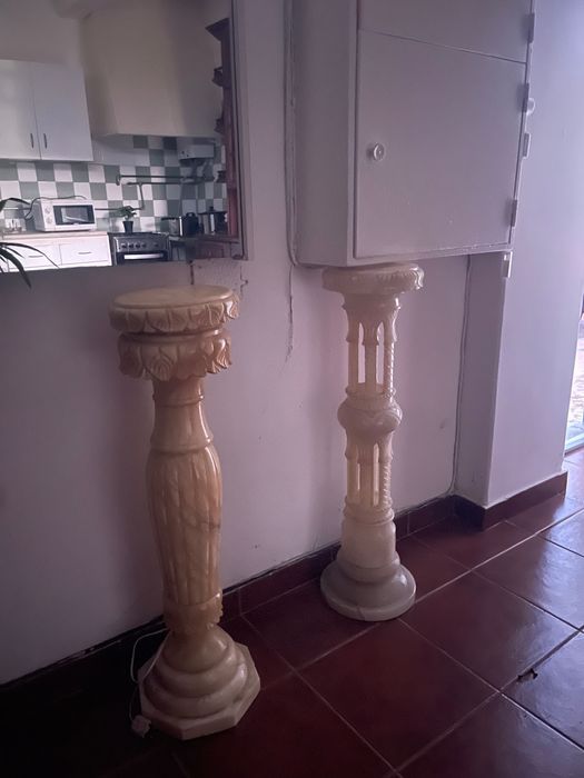 Conjunto Cristaleira + Livros + Móvel televisão + 2 colunas mármore