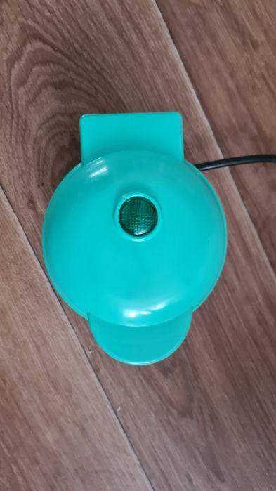 Мини вафельница как новая.