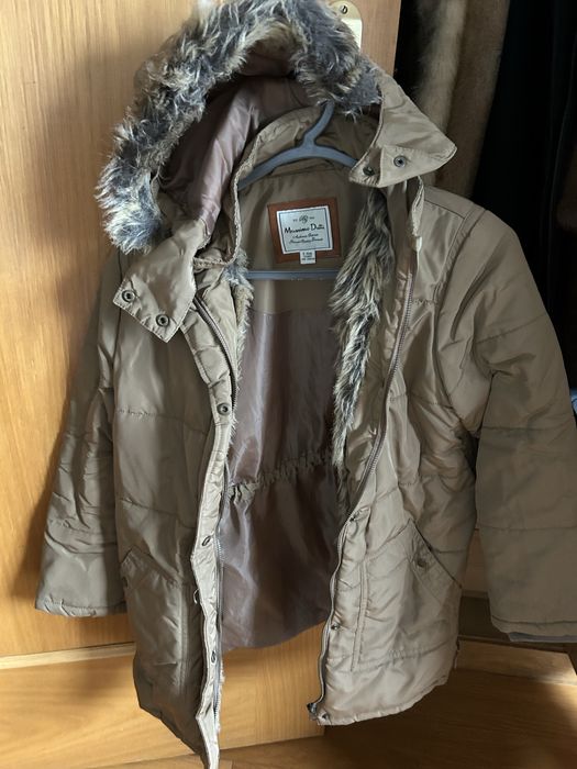 Casaco castanho da Massimo Dutti com pelo e carapuço