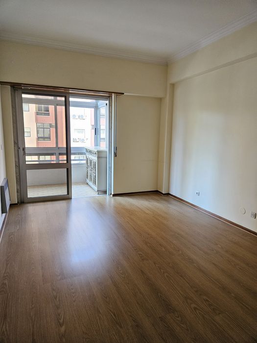 Fantástico T2 com dois wcs para arrendar no centro do Lumiar