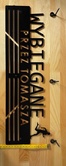 Wieszak na medale WYBIEGANE PRZEZ TOMASZA czarny