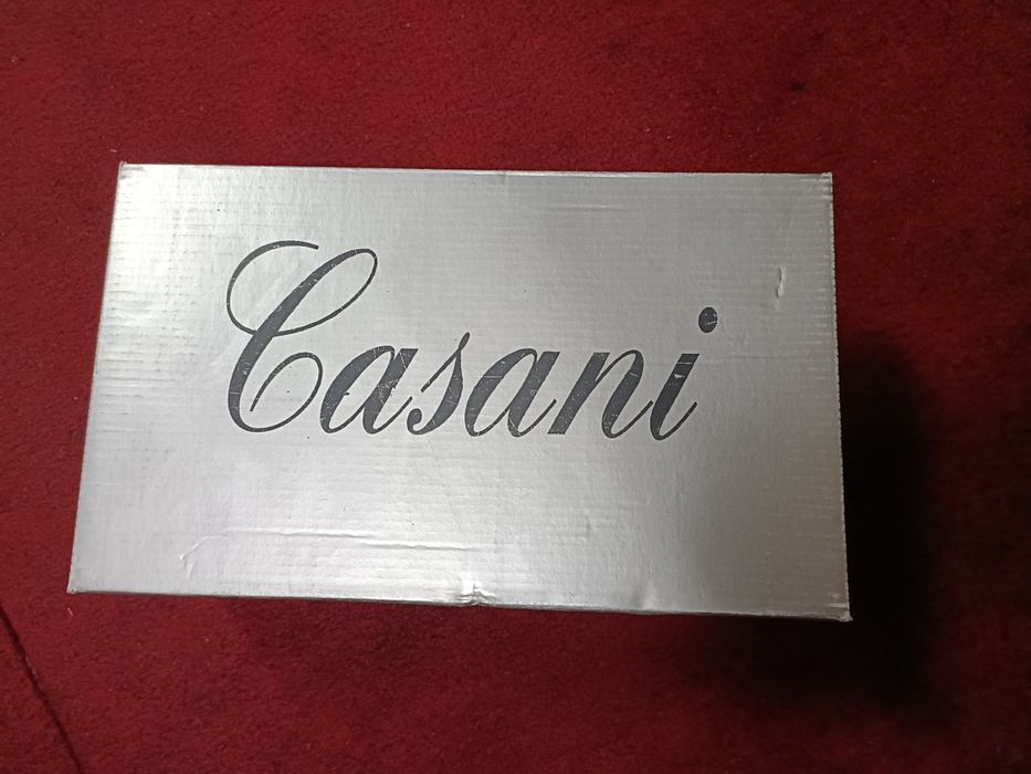 Białe skórzane buty