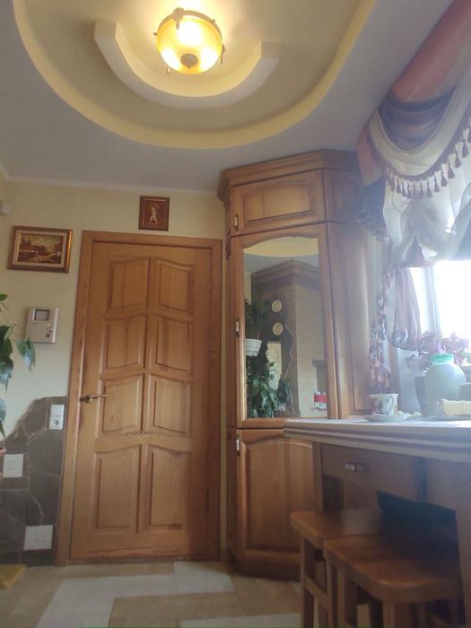 Купите добротный дом в Ямбурге/Днепровое с красивым видом на Днепр