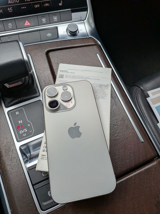 iPhone 15 pro 256 natural titanium