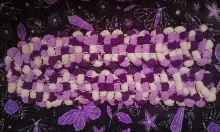 Szalik na szydełku pomponkowy