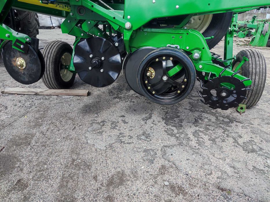 Сівалка пневматмчна точного висіва  JOHN DEERE 7200 Джон Дір