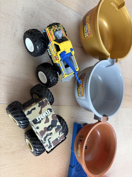 Loop & Flip Hotwheels OFERTA 2 monster trucks