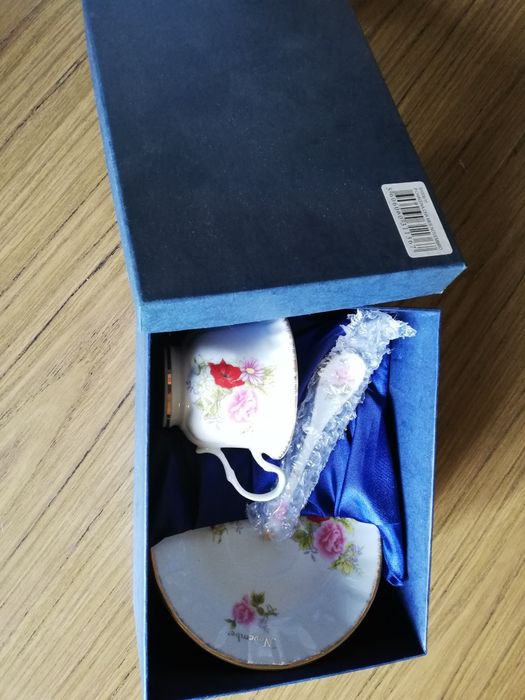 Chávena de chá, pires e colher, mês de Novembro