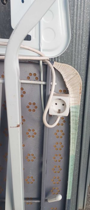 Tábua de engomar com tomada - em excelente estado