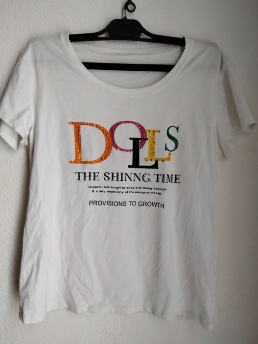 T-shirt bordada com brilhantes coloridos