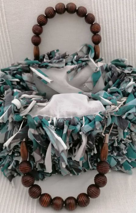 Mala de trapilho em tons verde, azul, cinza