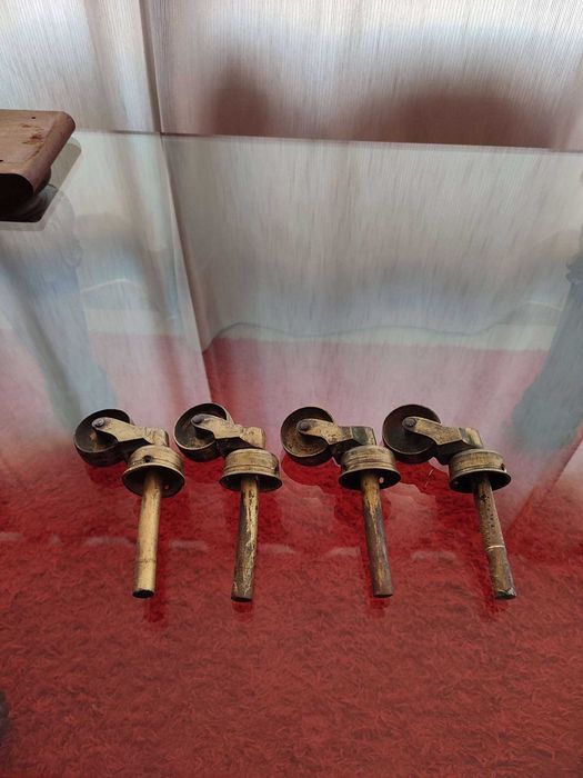 Mesa  de apoio com pés centenários