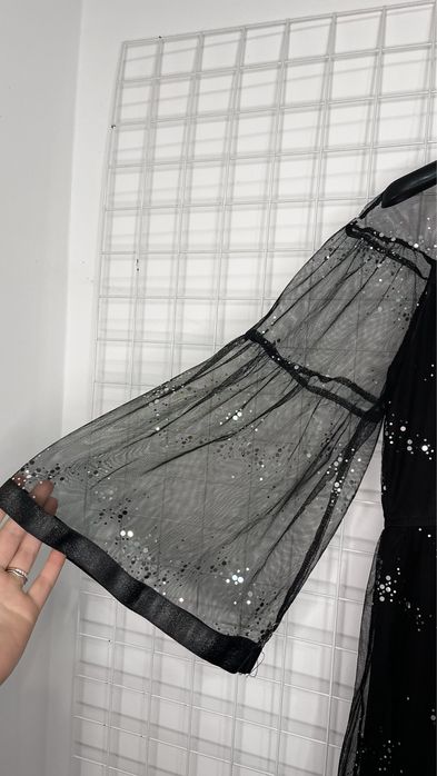 Чорне плаття в сіточку