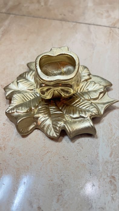 Vela em forma de maça dourada