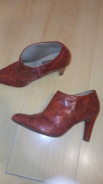 Botim Picadilly Vermelho  Sem marcas de uso.