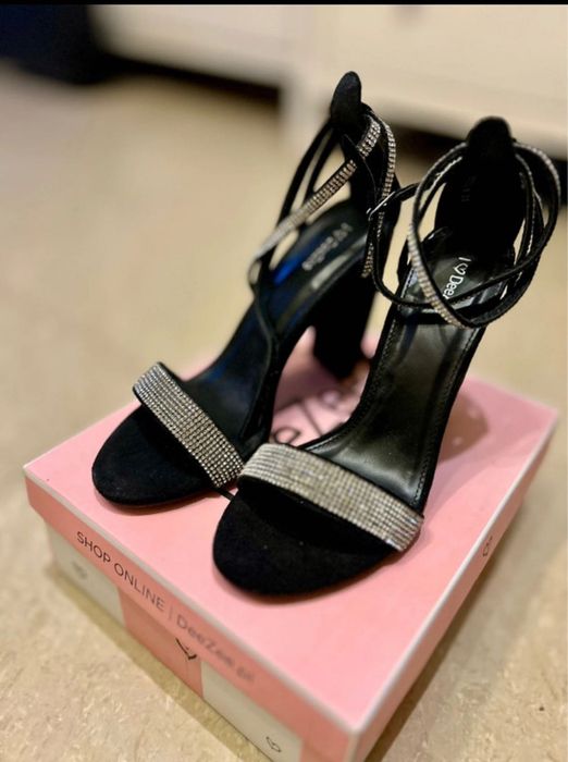 Buty sandałki na obcasie firmy deezee