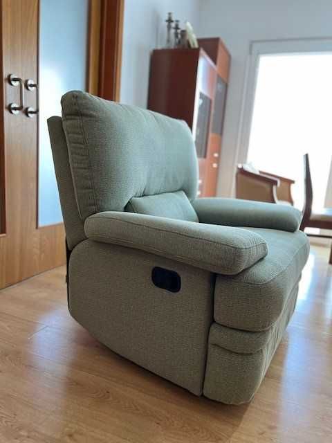 Sofá individual com apoio de pés