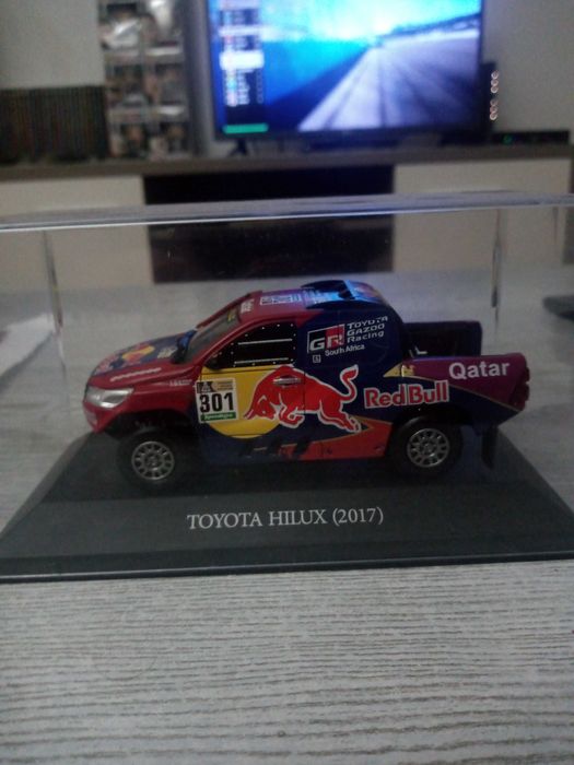 Vendo viaturas participantes no rally Dakar