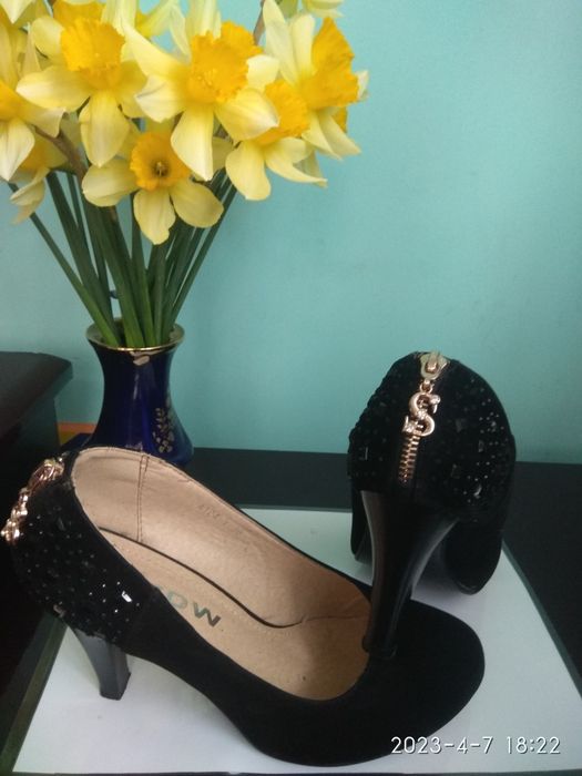 Туфлі чорні на каблуку зручні стан майже нових