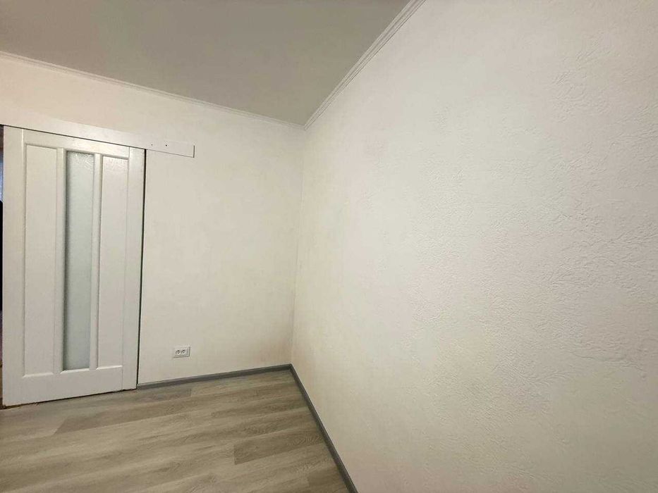 Здається компактний будинок з новим ремонтом, техніка та меблі.