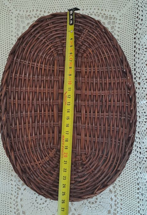 cesta oval de vime castanho escuro.