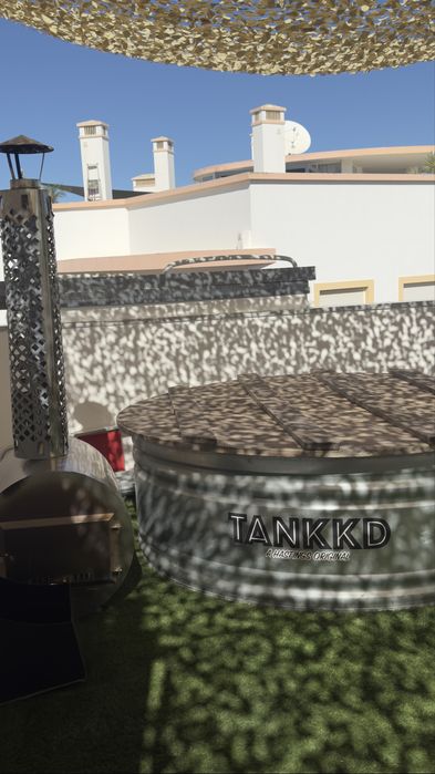 Vendo conjunto para jacuzzi/banho nórdico exterior, ideal para jardim, terraço ou alojamento local.