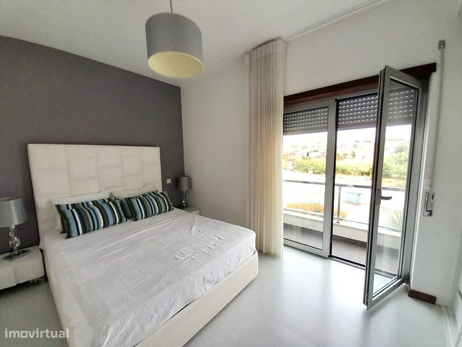 Apartamento T2 para arrendar ao ano, condomínio com piscina e lugar...