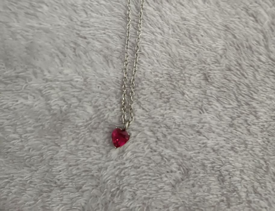 Colar com coração vermelho como novo