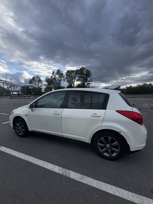 Nissan  Tiida  1.6 автомат