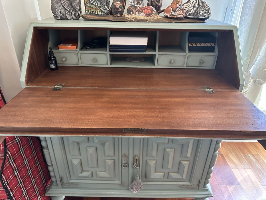 Escrivaninha antiga em madeira maciça. Pintada por profissional