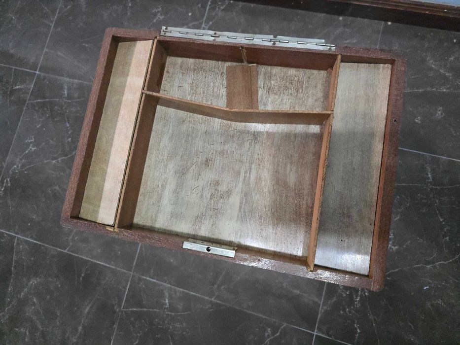 Mesa pequena de música em madeira