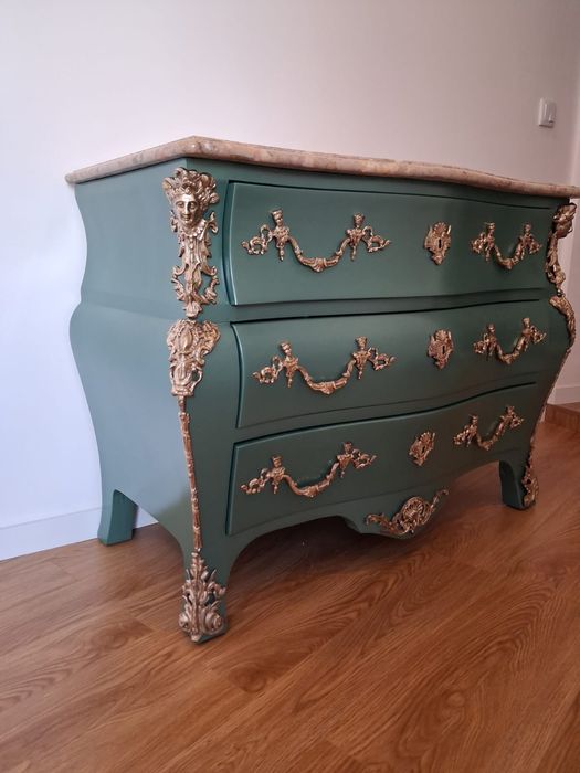 Cómoda Luís XV como nova