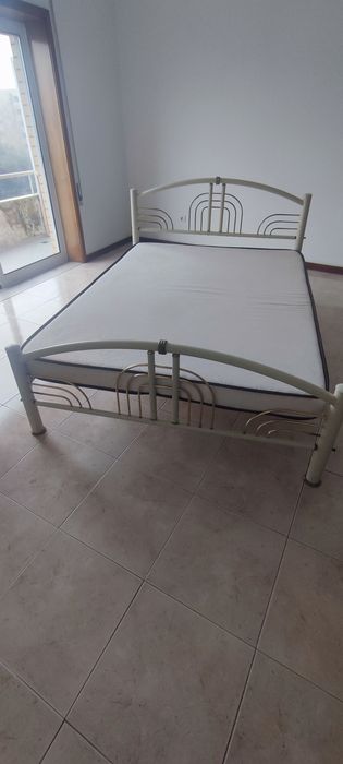 Cama de casal com colchão.