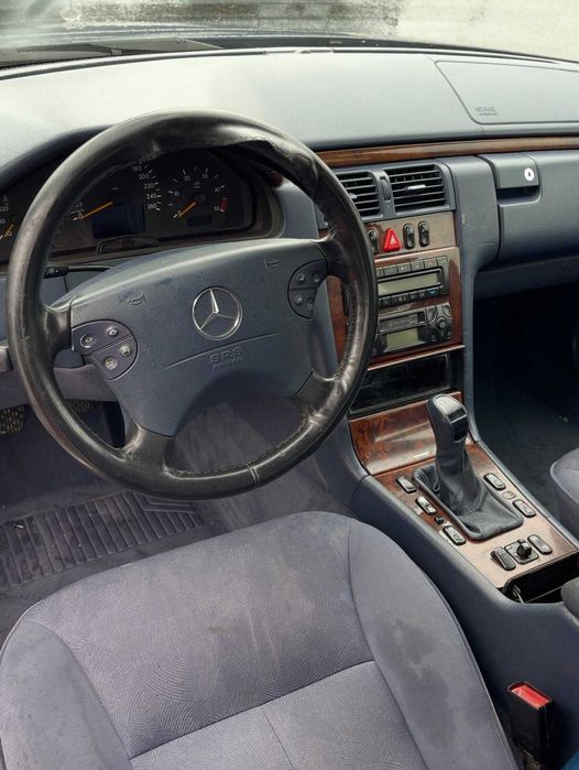 Mercedez-Benz E270 para peças