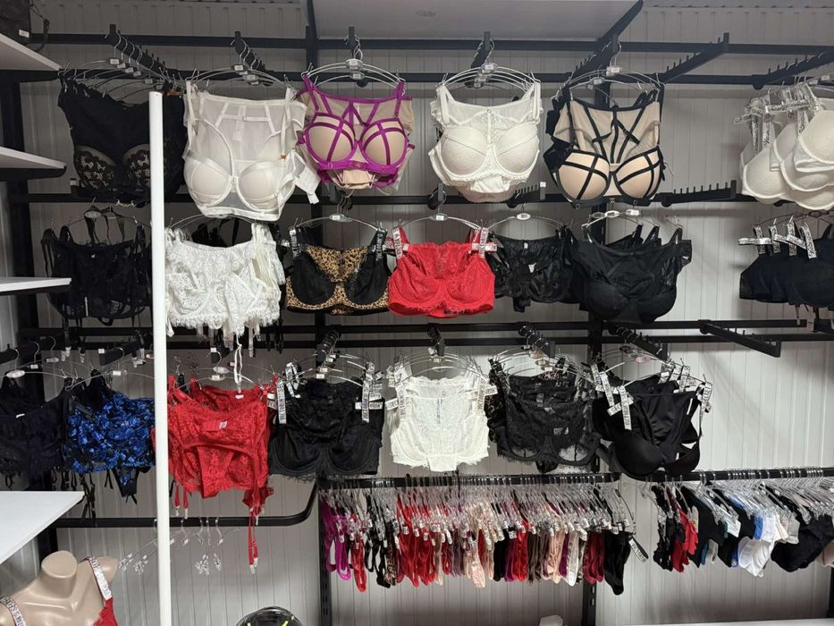 В наявності стелаж для вашого магазину , у використіні було 3 місяці