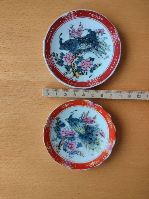 Conjunto de pequenos pratos decorativos em porcelana japonesa.