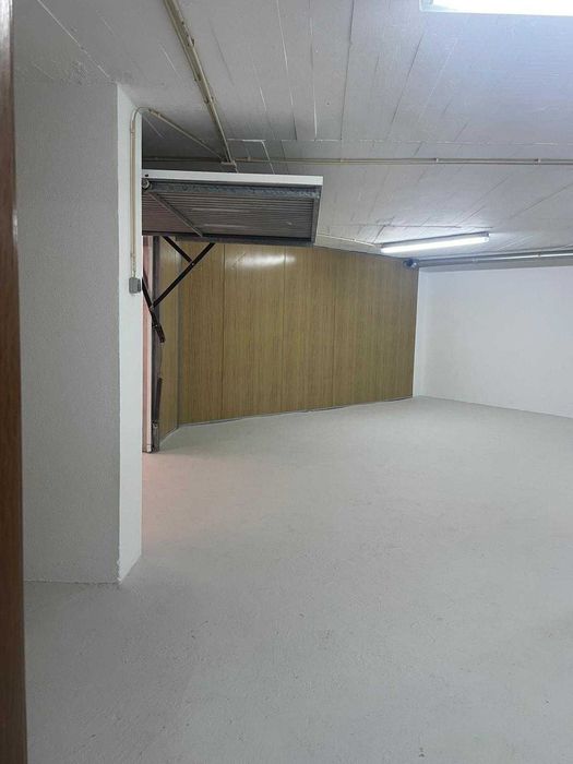 Armazém com 65 m² em Cascais — Espaço Amplo e Versátil