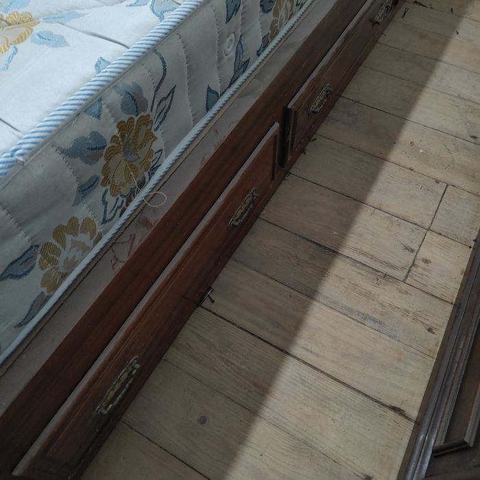Cama de solteiro em madeira maciça
