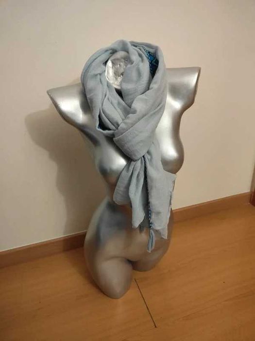 cachecol ou echarpe de um tom de azul claro