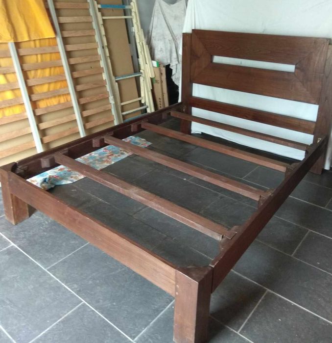 Cama em madeira com estrado