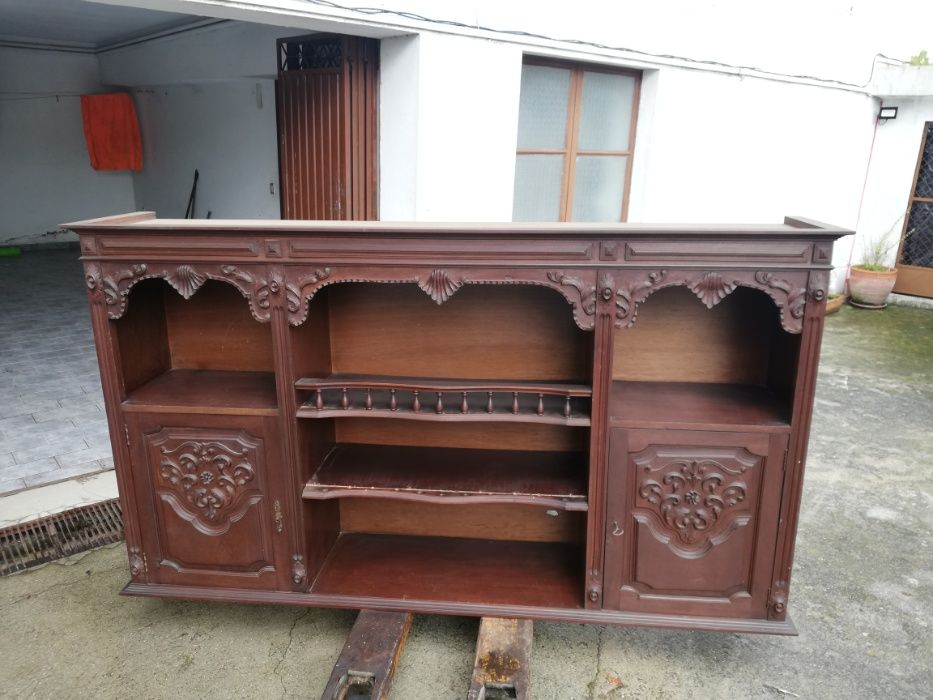 Armário de Madeira / Mesas