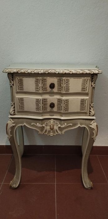 Mesa Decorativa/ Móvel de Apoio - Usada