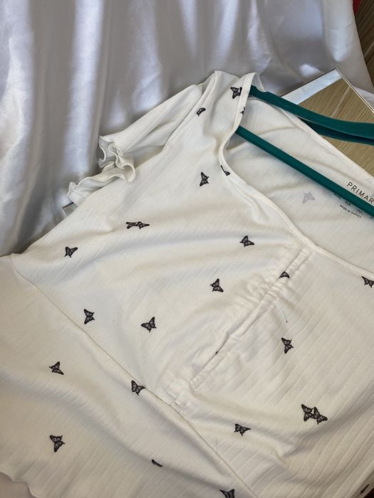 Біла жіноча футболка з метеликами