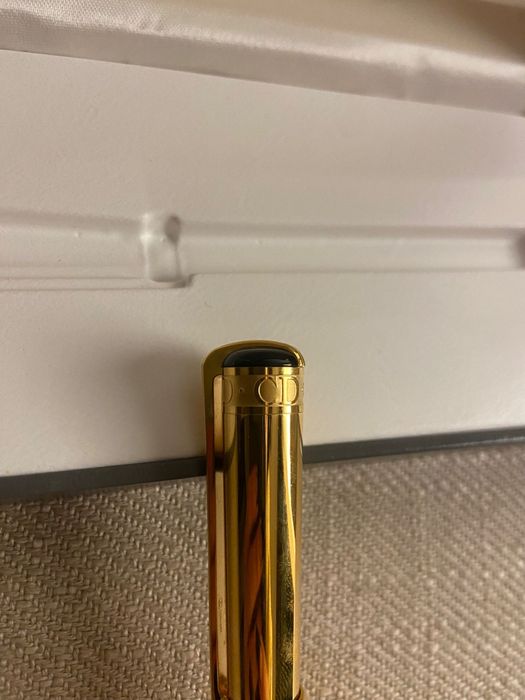 Caneta Cristian Dior banhada a ouro.