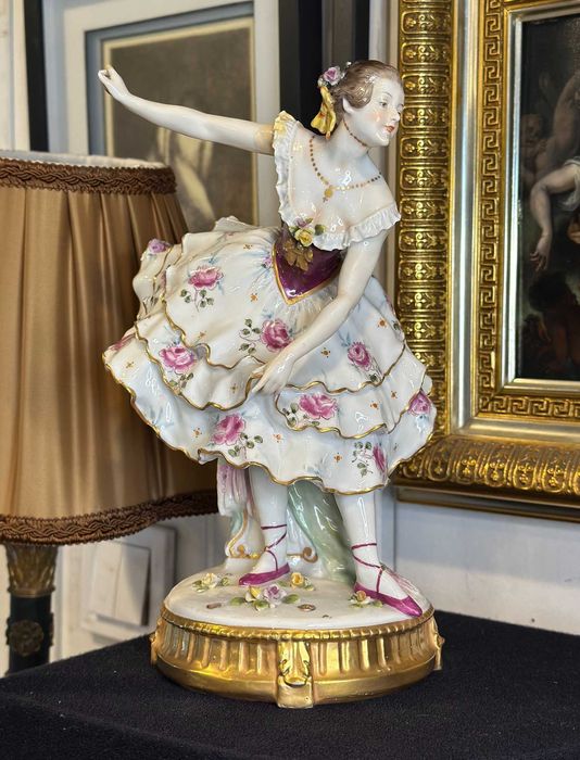 Capodimonte przedwojenna figurka porcelanowa z XIX wieku